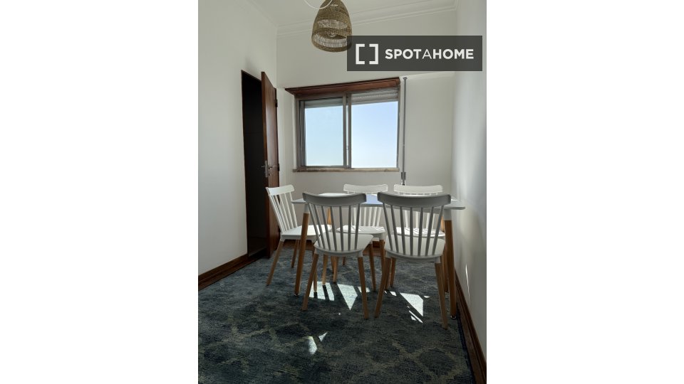 Double room Lisbon, 4 beds, 124m² — photo 10