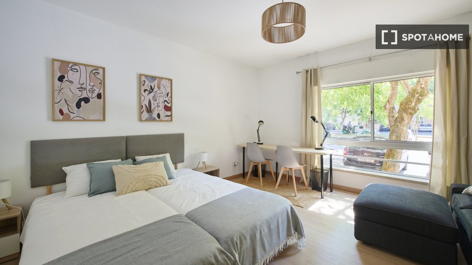 Double room Lisbon, 3 beds — photo 6