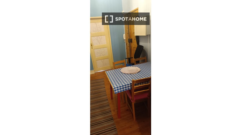 Double room Lisbon, 3 beds, 90m² — photo 6