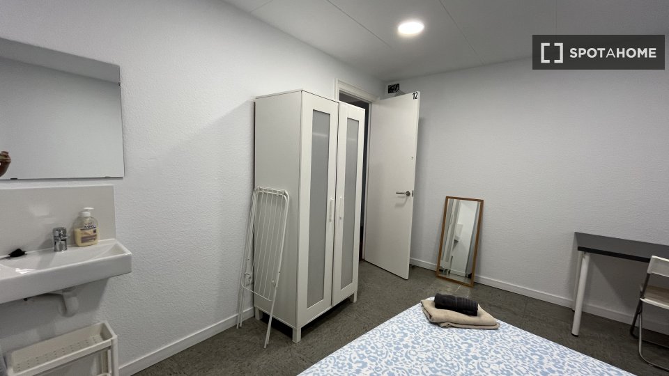 Double room Barcelona, 13 beds, 290m² — photo 1