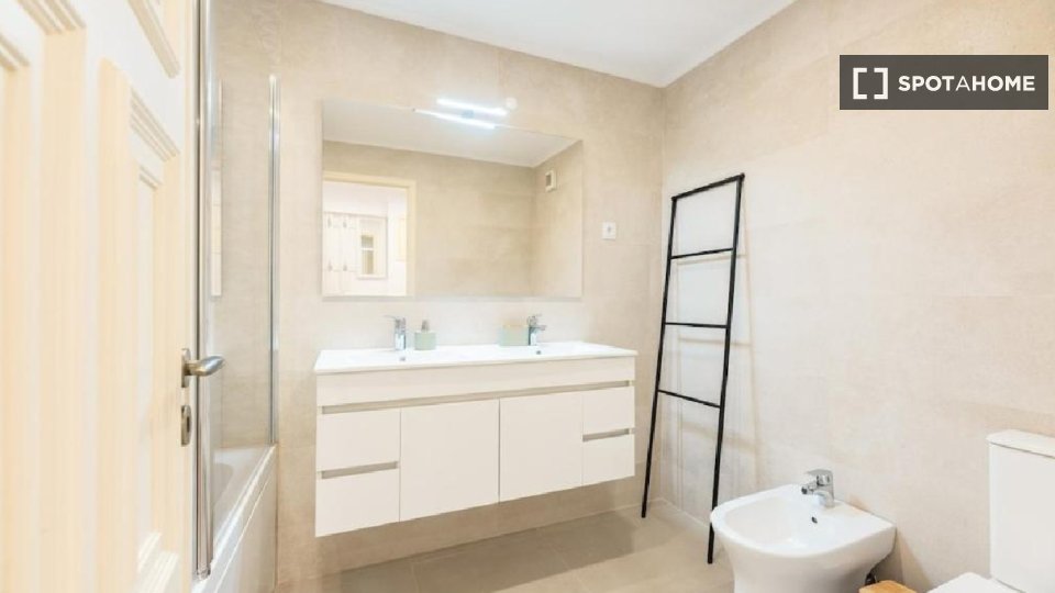 Apartment Lisbon, 2 beds, 90m² — photo 2