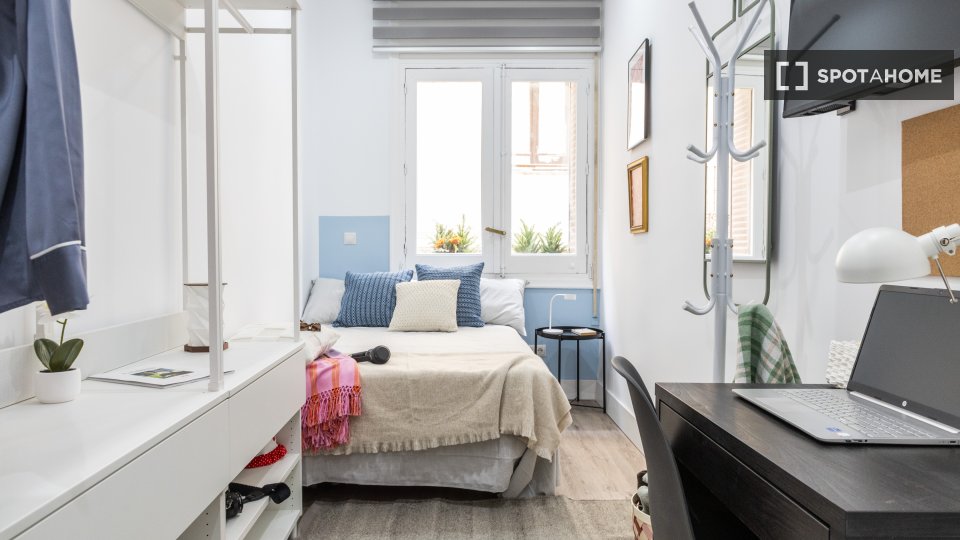 Double room Madrid, 9 beds, 210m² — photo 1