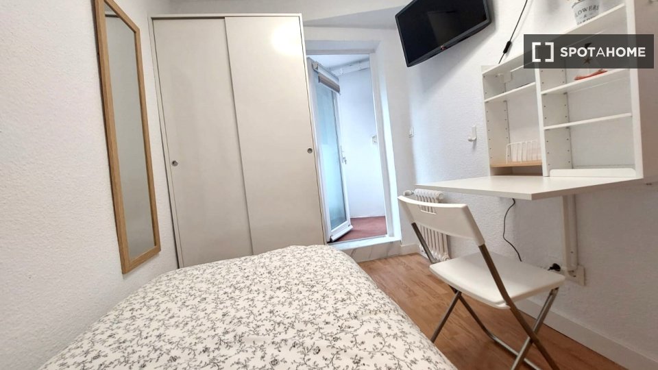 Double room Madrid, 3 beds, 60m² — photo 13