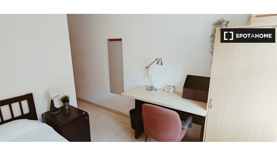 Double room Madrid, 5 beds, 80m² — photo 2