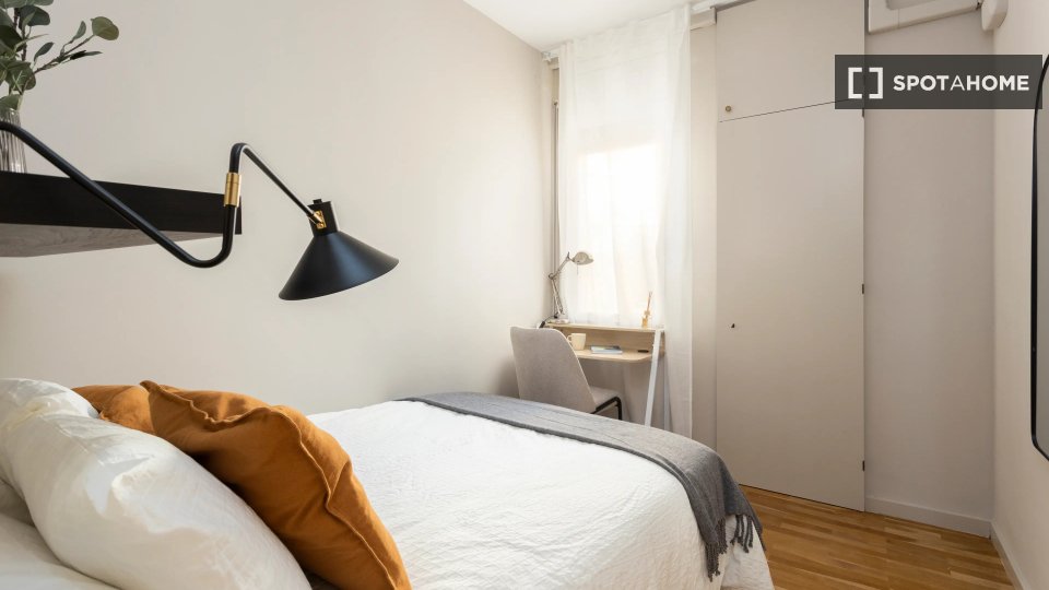 Camera in affitto in un appartamento con 6 camere da letto a Les Corts. - en Barcelona