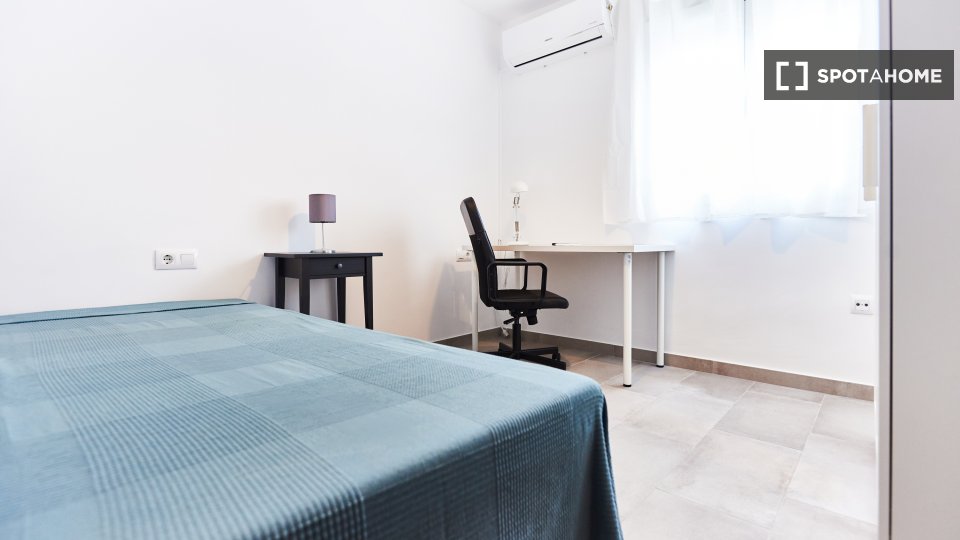 Double room Seville, 3 beds — photo 5