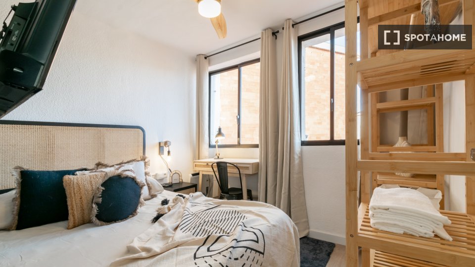 Double room Barcelona, 3 beds, 75m² — photo 6