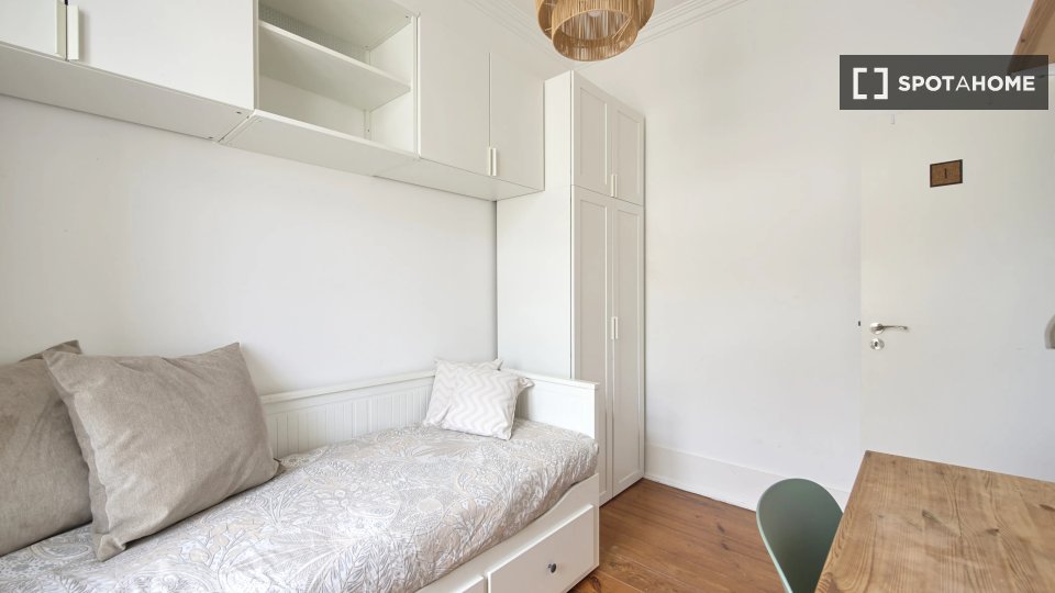 Double room Lisbon, 6 beds — photo 13