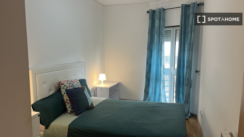 Double room Lisbon, 3 beds, 95m² — photo 9