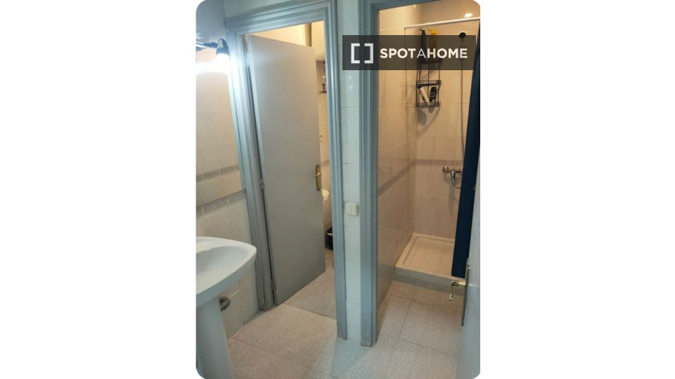 Double room Madrid, 2 beds — photo 8