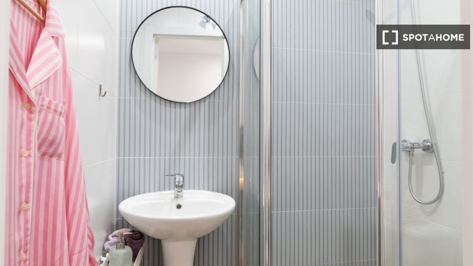Double room Madrid, 9 beds, 210m² — photo 4