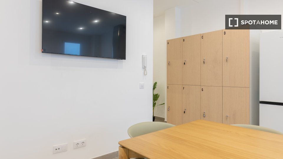 Double room Valencia, 1 bed, 150m² — photo 16