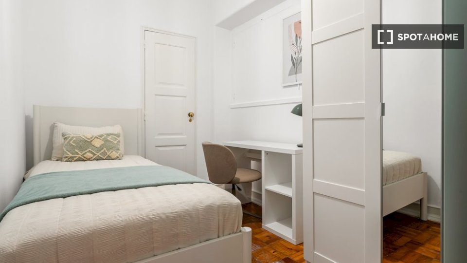 Double room Lisbon, 5 beds — photo 1
