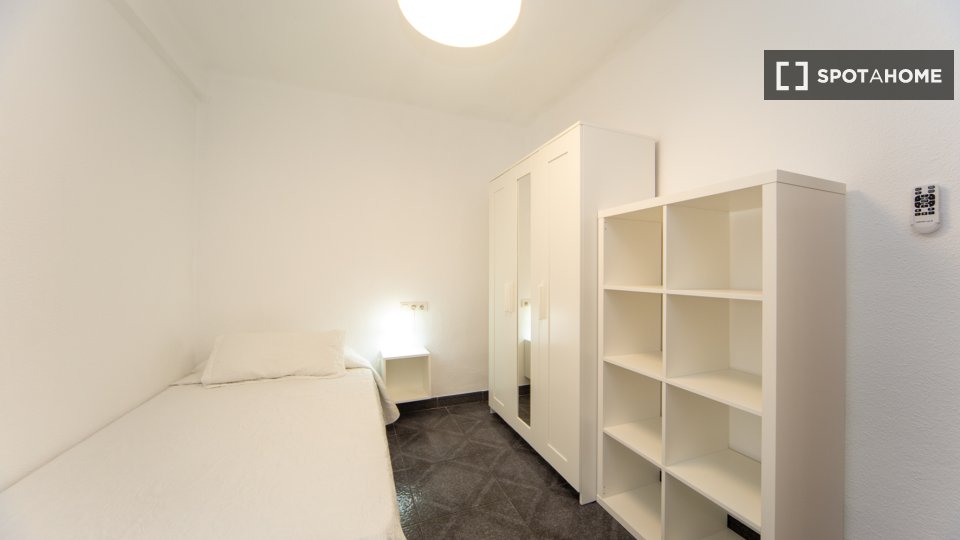 Double room Granada, 3 beds, 75m² — photo 4
