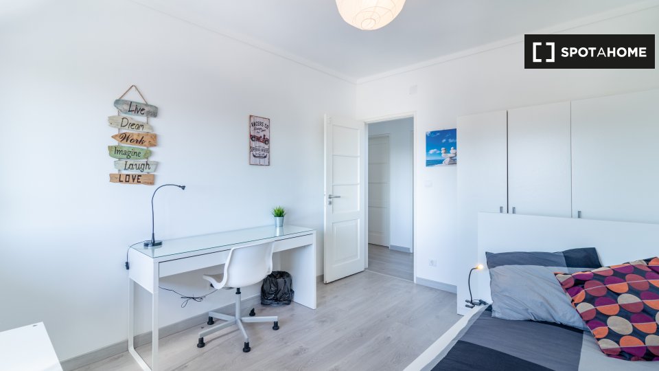 Quarto luminoso em apartamento de 4 quartos em Carcavelos