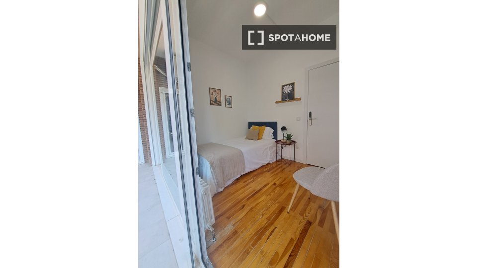 Double room Madrid, 14 beds, 200m² — photo 2