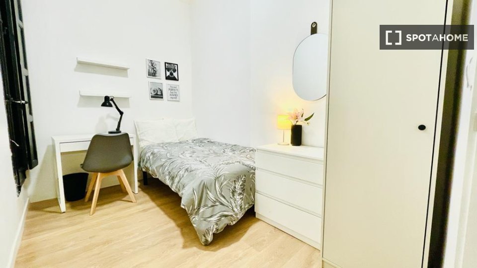 Double room Madrid, 6 beds — photo 10