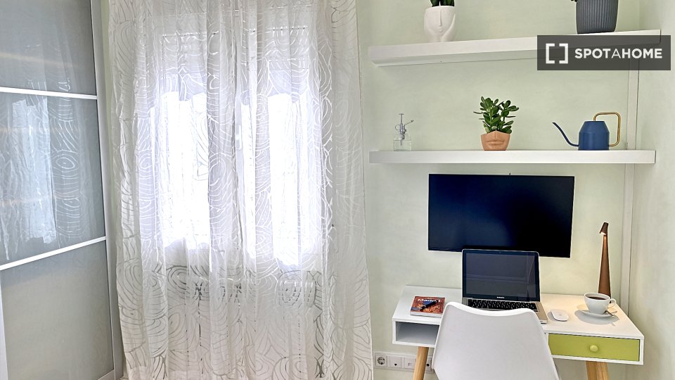 Double room Madrid, 3 beds, 9m² — photo 15
