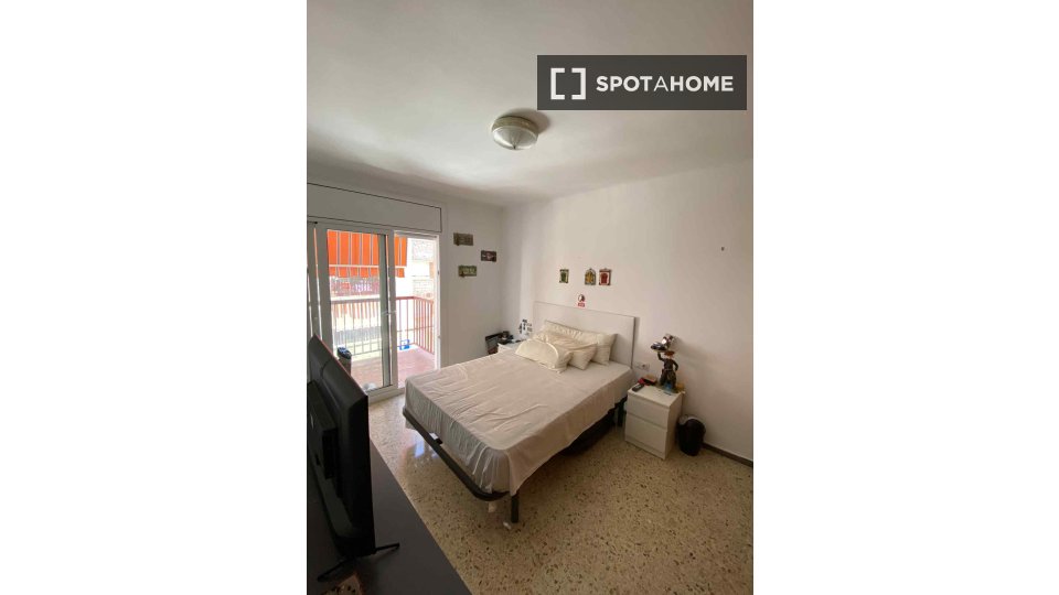 Double room Barcelona, 3 beds, 12m² — photo 8