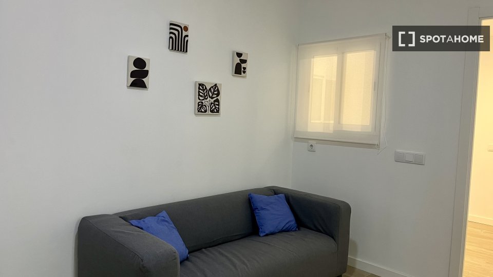 Double room Valencia, 3 beds, 17m² — photo 1