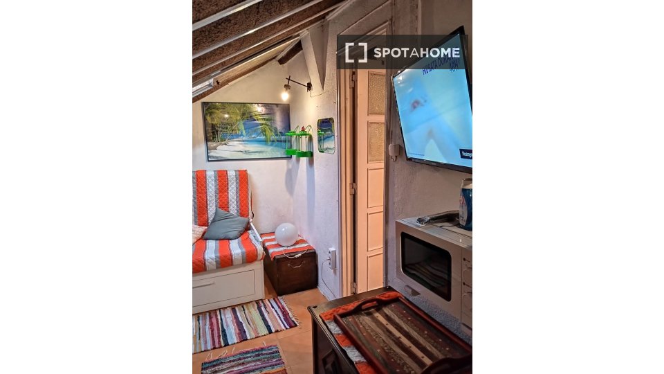 Double room Lisbon, 3 beds — photo 12