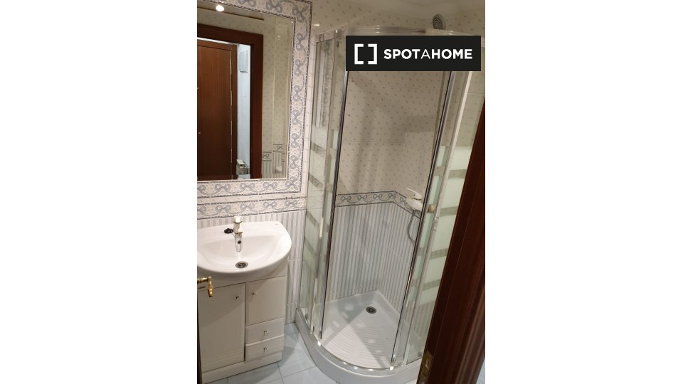 Double room Madrid, 4 beds, 90m² — photo 9