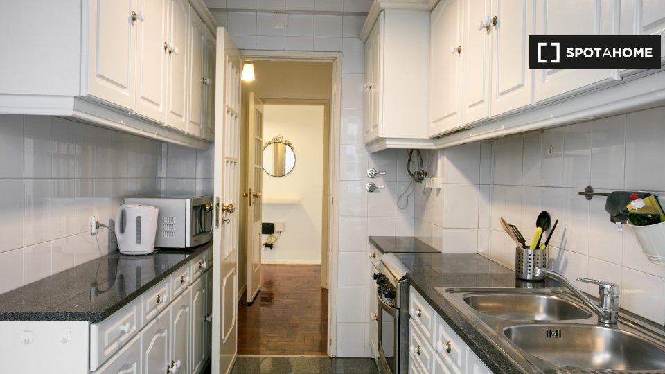 Double room Lisbon, 5 beds — photo 7