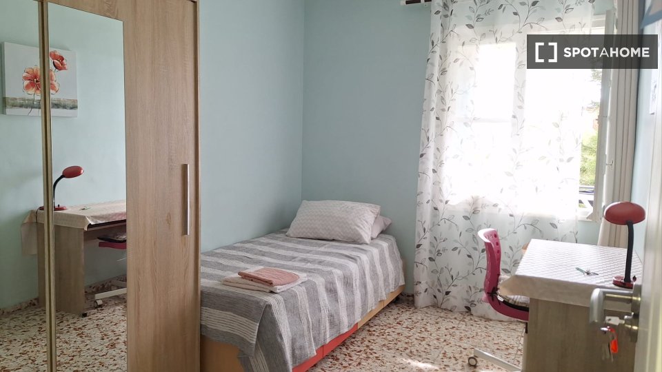Double room Alicante, 3 beds — photo 10
