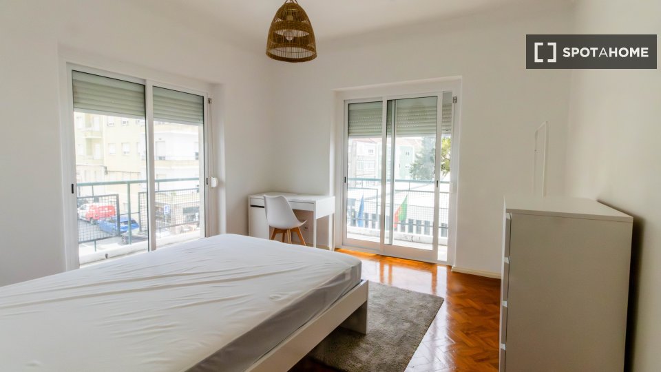 Double room Lisbon, 3 beds, 90m² — photo 29