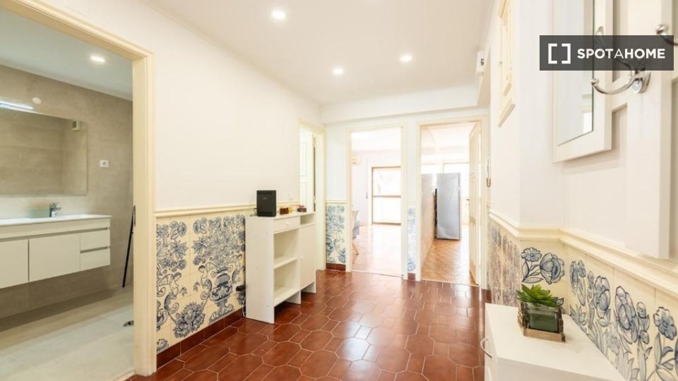 Apartment Lisbon, 2 beds, 90m² — photo 4