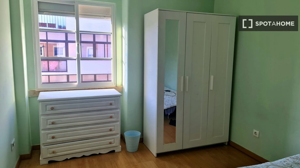 Double room Lisbon, 3 beds — photo 5