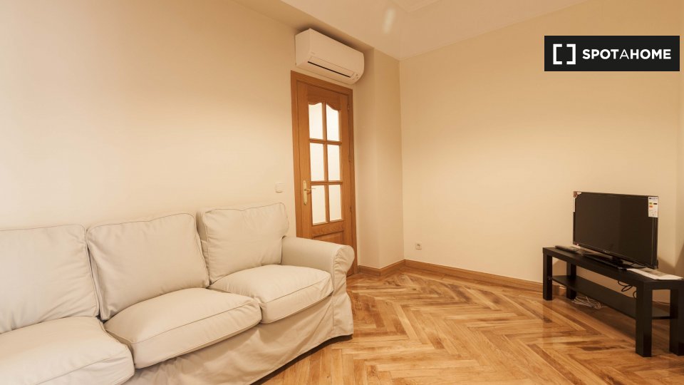 Double room Madrid, 6 beds, 140m² — photo 19