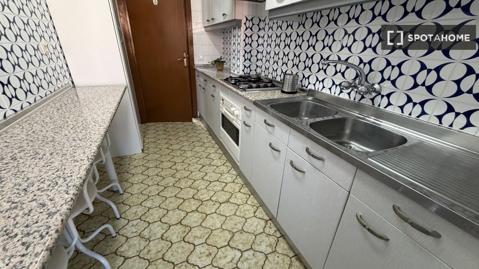Double room Madrid, 7 beds, 140m² — photo 3