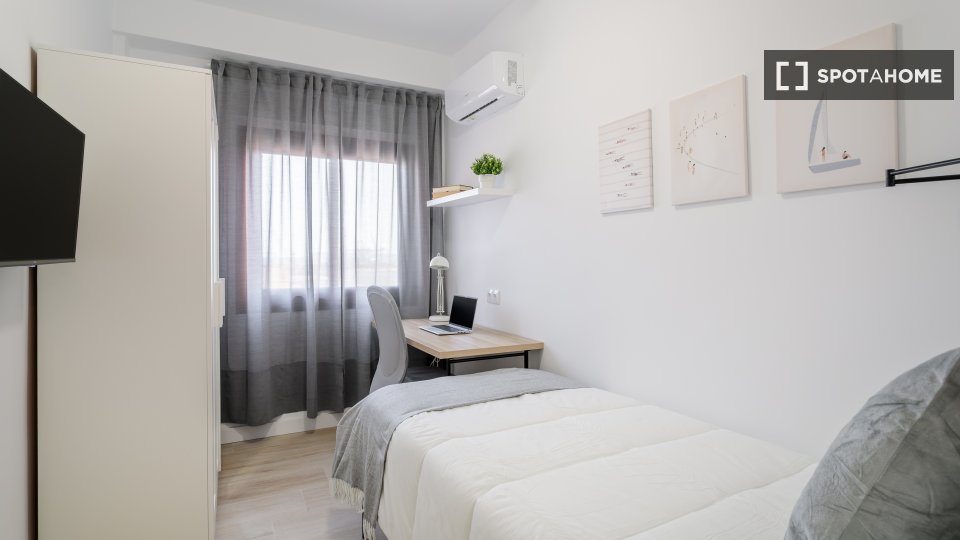 Double room Alicante, 5 beds, 104m² — photo 1