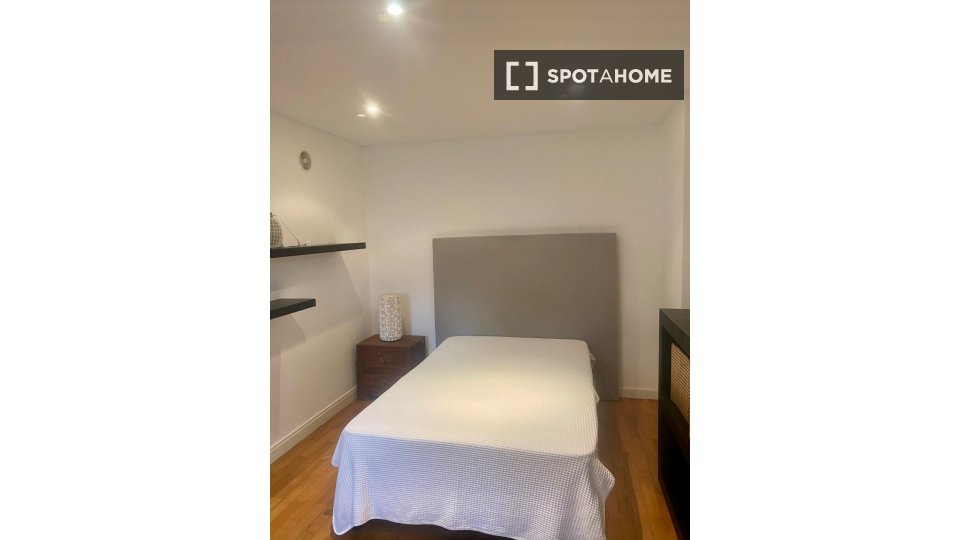 Double room Lisbon, 2 beds, 16m² — photo 8
