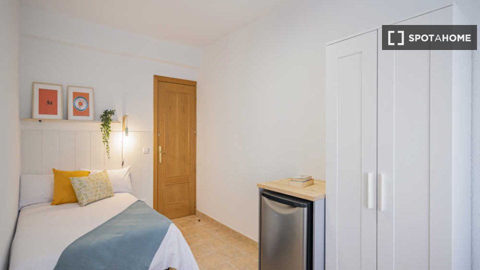 Se alquila habitación en piso compartido en Valdeacederas, Madrid