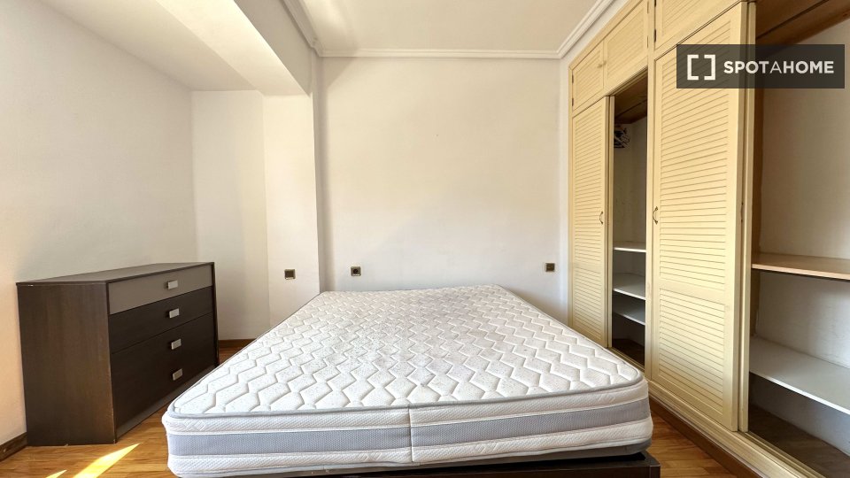 Double room Valencia, 3 beds, 90m² — photo 8