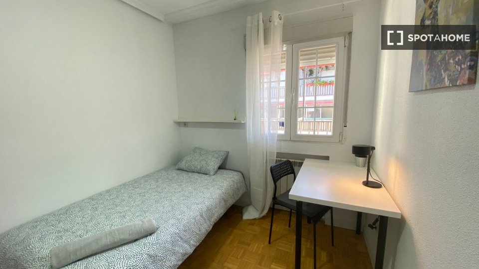 Double room Madrid, 4 beds — photo 11