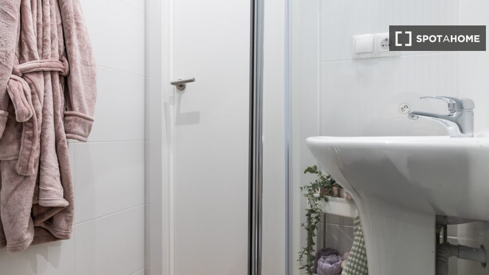 Double room Madrid, 9 beds, 210m² — photo 15