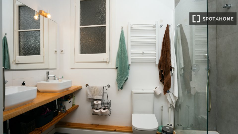 Double room Barcelona, 3 beds, 110m² — photo 1