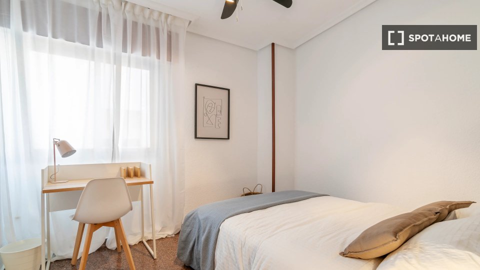 Double room Alicante, 3 beds — photo 10