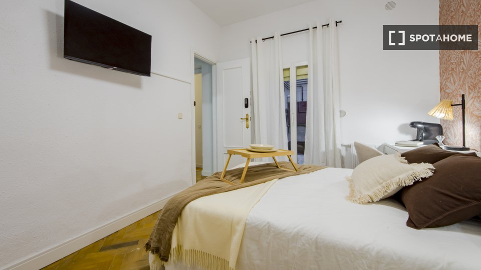 Double room Madrid, 5 beds, 130m² — photo 2