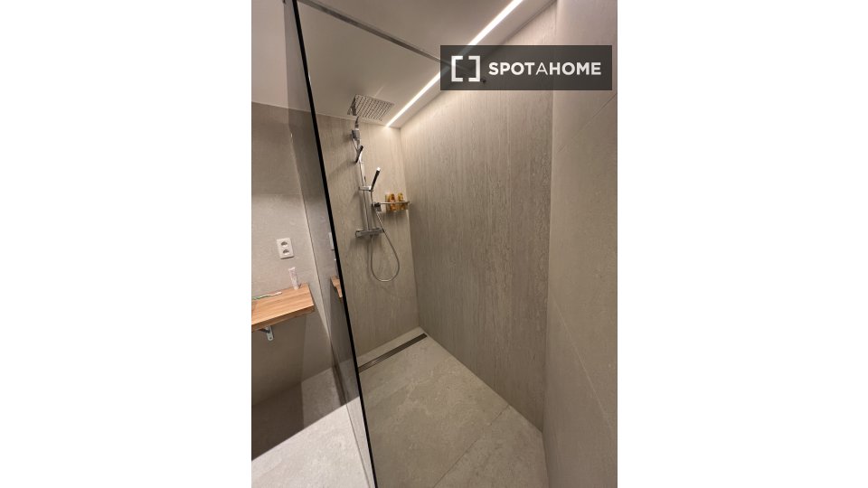 Double room Brussels, 9 beds, 13m² — photo 13