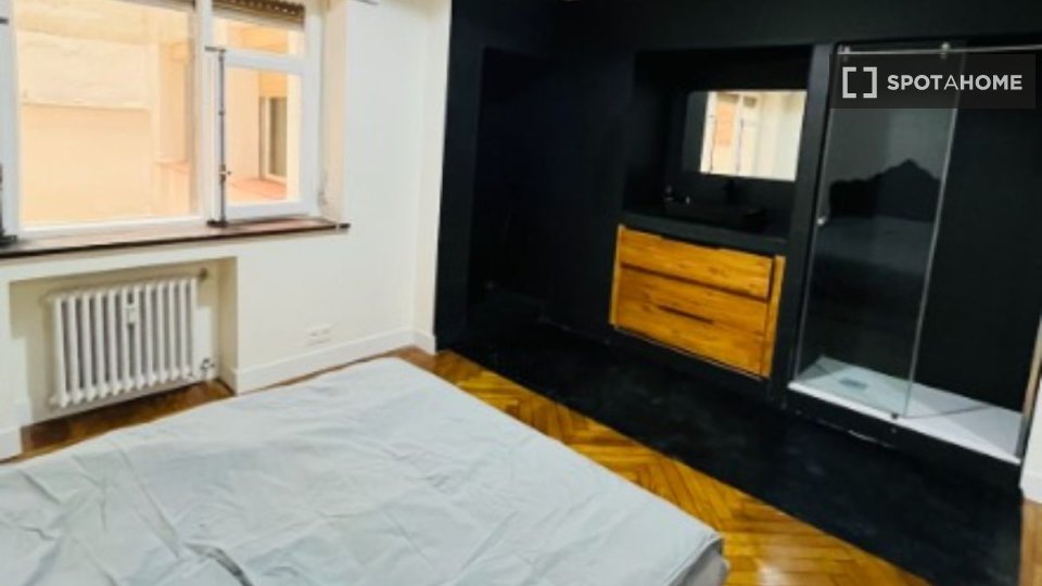 Double room Madrid, 5 beds, 180m² — photo 7