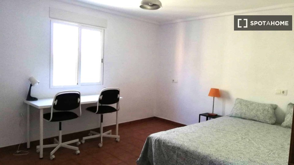 Double room Valencia, 3 beds — photo 3
