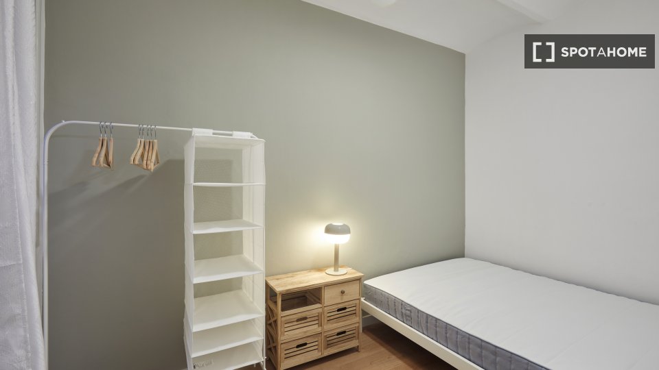 Apartment Barcelona, 3 beds, 71m² — photo 10