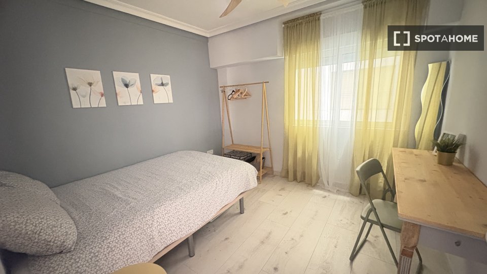 Double room Alicante, 2 beds, 75m² — photo 7