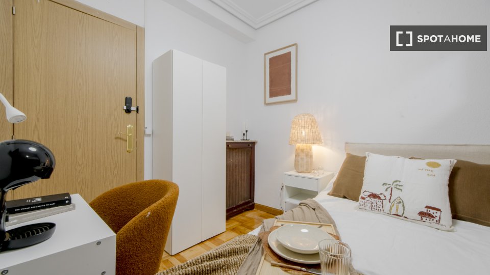 Habitación en piso de 6 habitaciones en alquiler en Jerónimos, Madrid