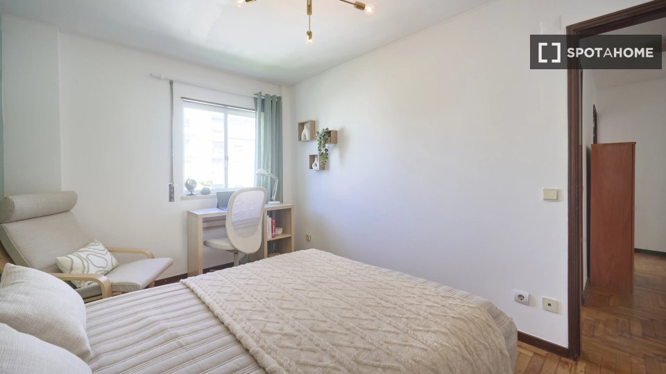 Double room Lisbon, 5 beds — photo 12