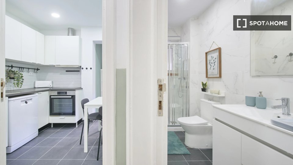 Double room Lisbon, 4 beds — photo 10